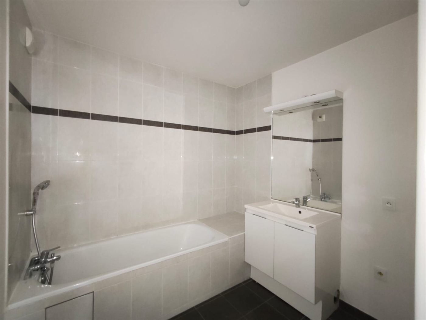 Salle de bain avant rénovation à Athis-Mons